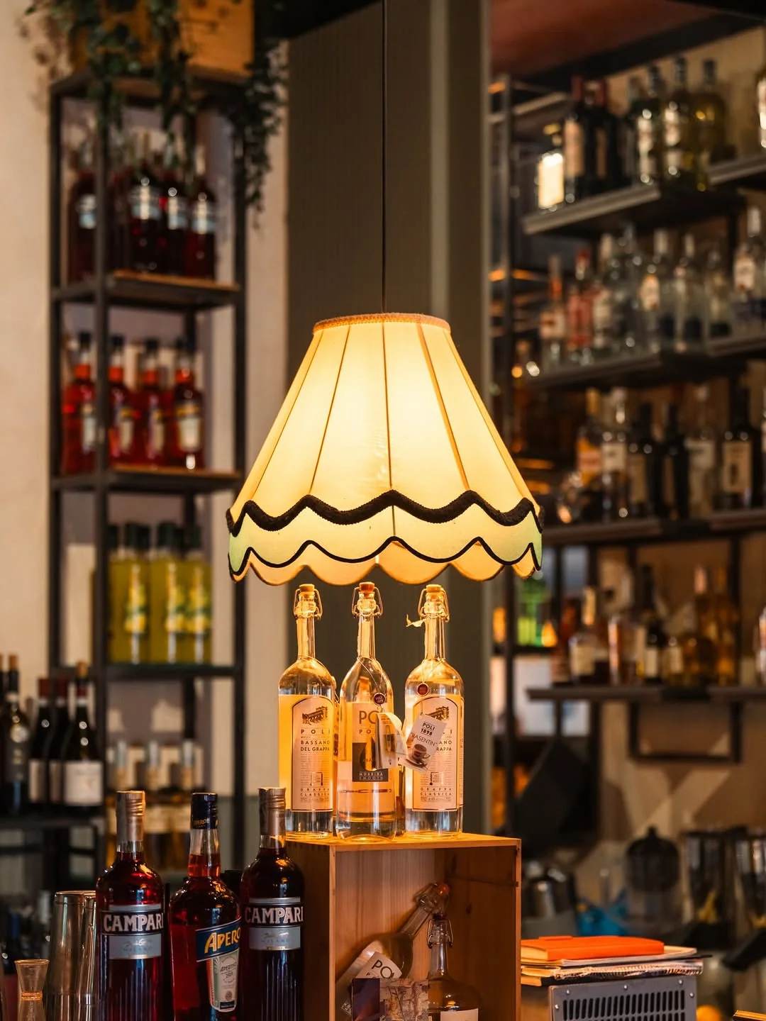 Il bar dell'Antica Enoteca con lampadario e bottiglie